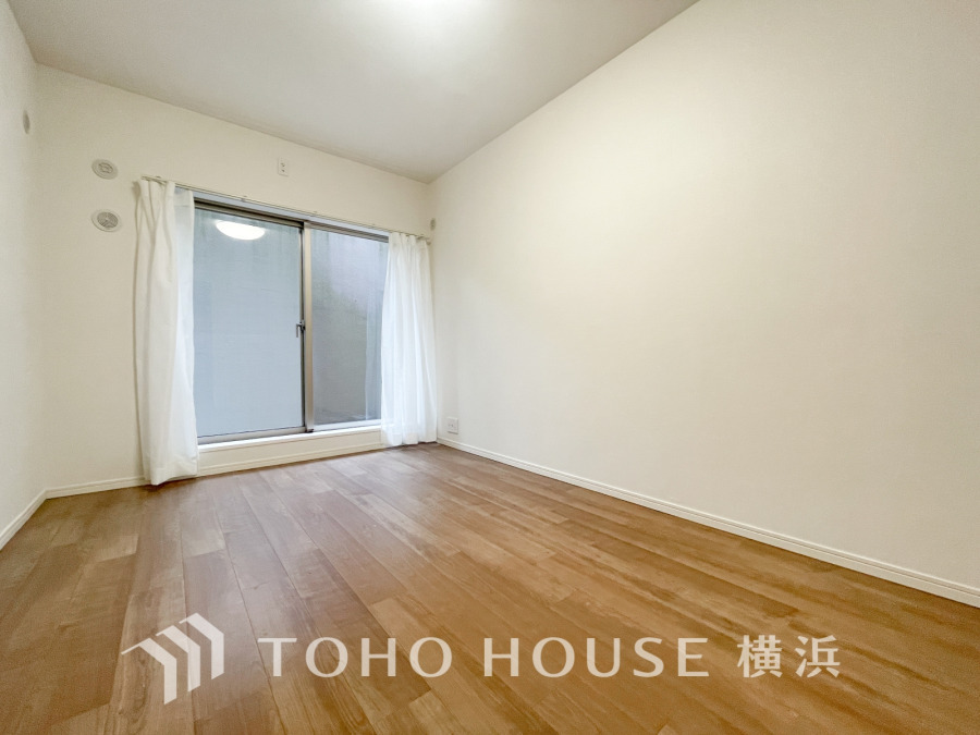 大きな窓からは快適な光を取り入れ、通気性能を上げる事で居心地の良い空間を演出します。多くの時間を過ごす住まいだからこそ、いつも快適な場所であるように心掛けています。