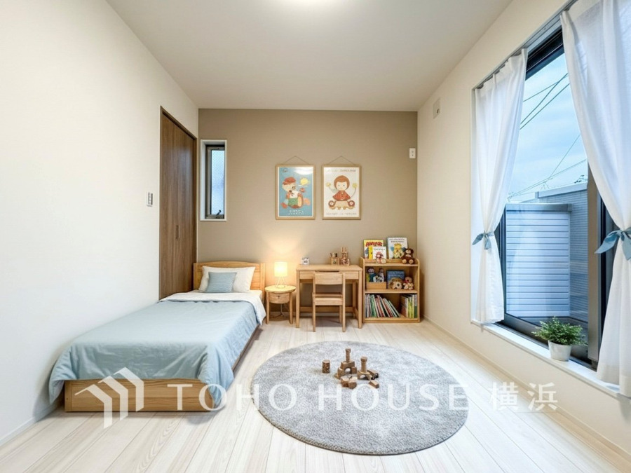 ナチュラルな木質家具と柔らかな照明が調和する、明るく広々とした子ども部屋。大きな窓で開放感も抜群です。（家具・装飾品等はAI加工です）