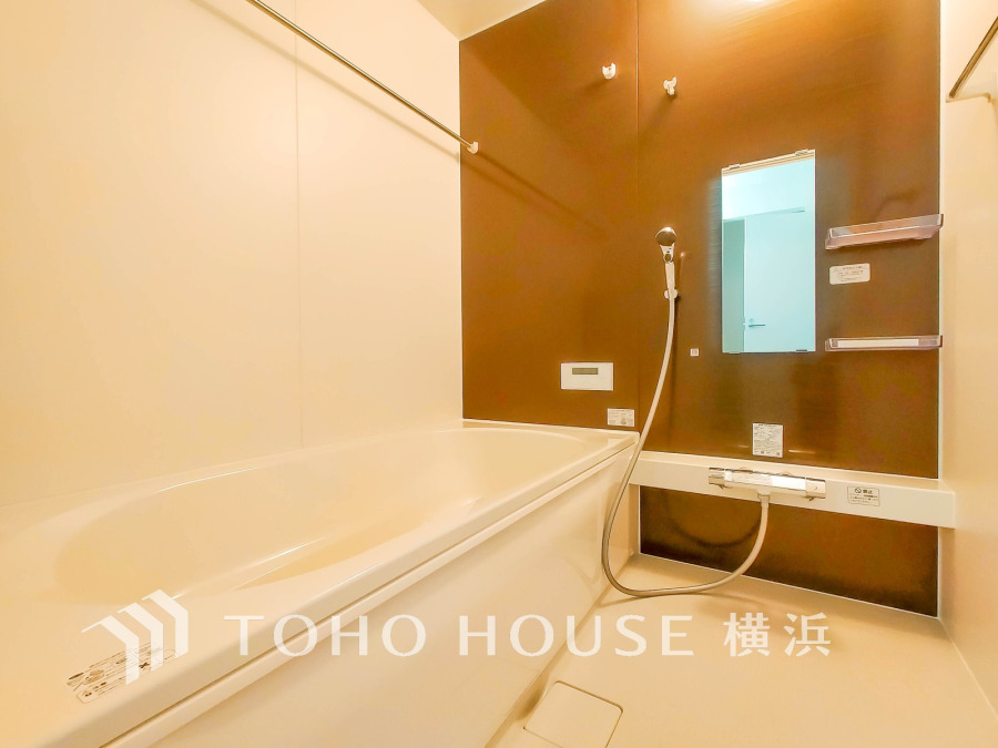 1日の疲れを取り心身を癒すことができる住まいの中のリラクゼーション空間、バスルーム。心からゆったりと寛いでいただけるよう、あたたかみのある色合いで仕上げています。