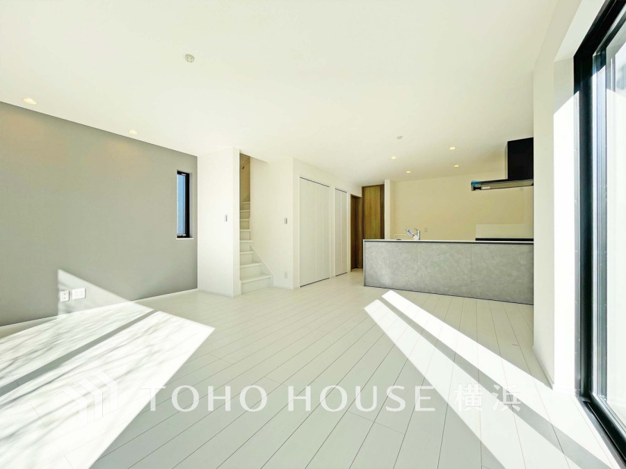 表現された空間は豊かな光と風を纏い、暮らしの時間を豊かにしてくれます。デザインされた空間と競い合うかのような充実した建物設備も家族の時間を彩ってくれることでしょう。 