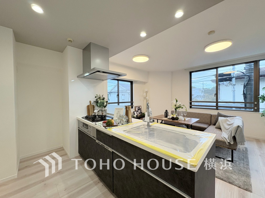 内装の主役でもあり、日常活躍する重要な水回りでもあるからこそ機能性・デザイン性に力を入れております。お手入れのしやすいシステムキッチンを採用しております。