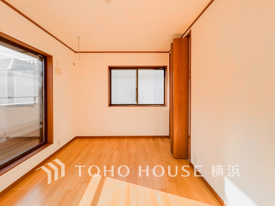 穏やかな風と陽光を導き、プライバシーに配慮された設計プランを採用し、居住性を一段と心地よいものにしています。明るく開放的な空間を演出しております。