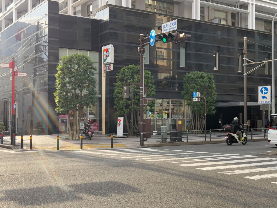 セブンイレブン横浜中華街東門店　約100ｍ