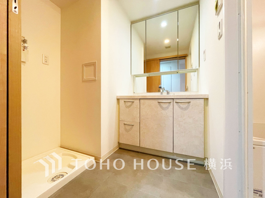 十分な大きさの洗面台は収納もさる事ながら、身だしなみチェックや歯磨きなど、朝の慌ただしい時間でもホテルライクなスペースで余裕とゆとりを感じて頂けます。