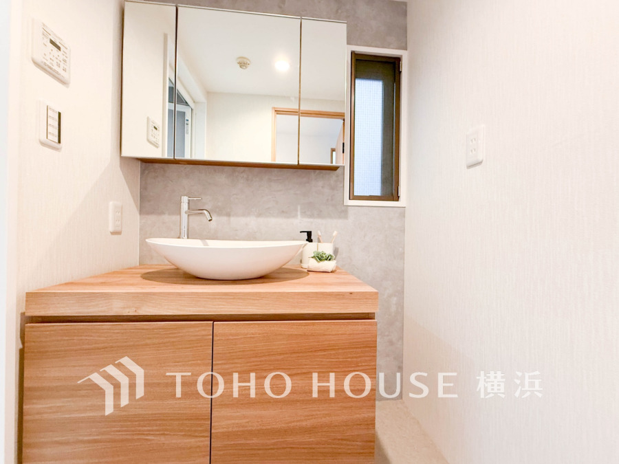 センス溢れるお洒落な洗面空間。収納もあり、清潔で心地よいリフレッシュ空間です。
