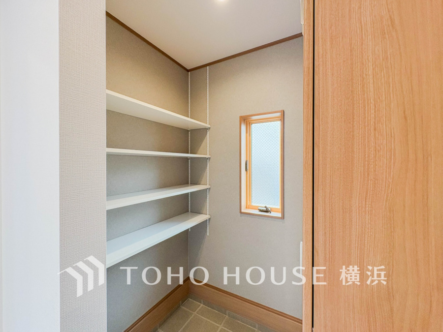 明るい窓付きのシューズインクローゼット。たっぷりの収納が叶います。