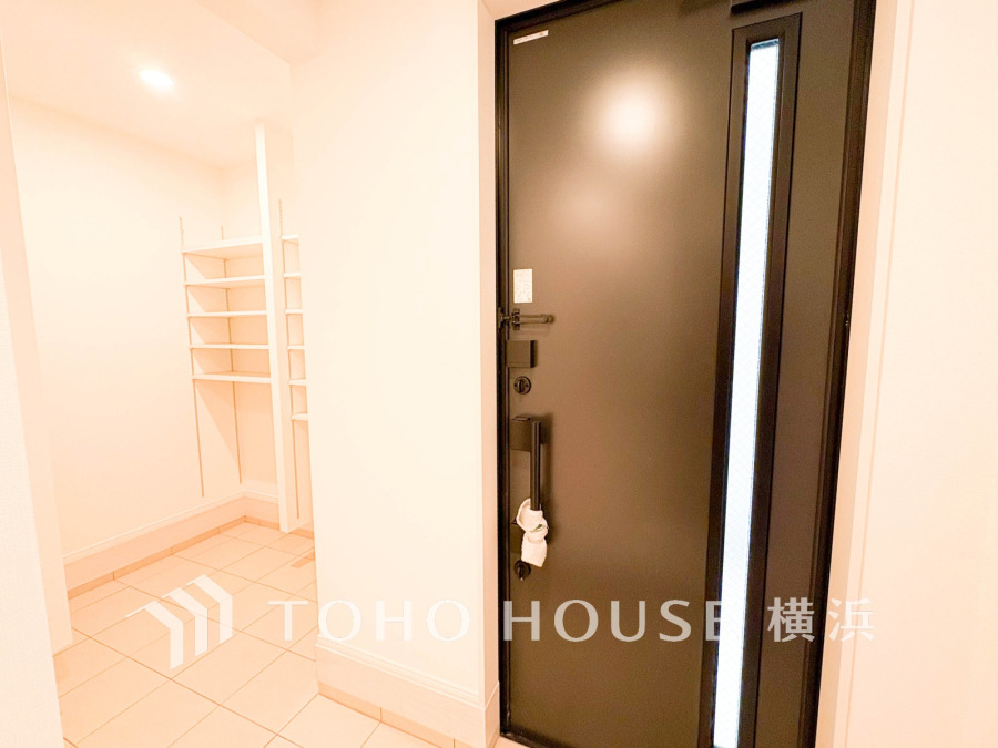 お客様をお迎えする玄関は落ち着いた雰囲気。帰り着くたびに洗練されたテイストの空間に迎えられ誇りと喜びを感じる玄関まわりです。 