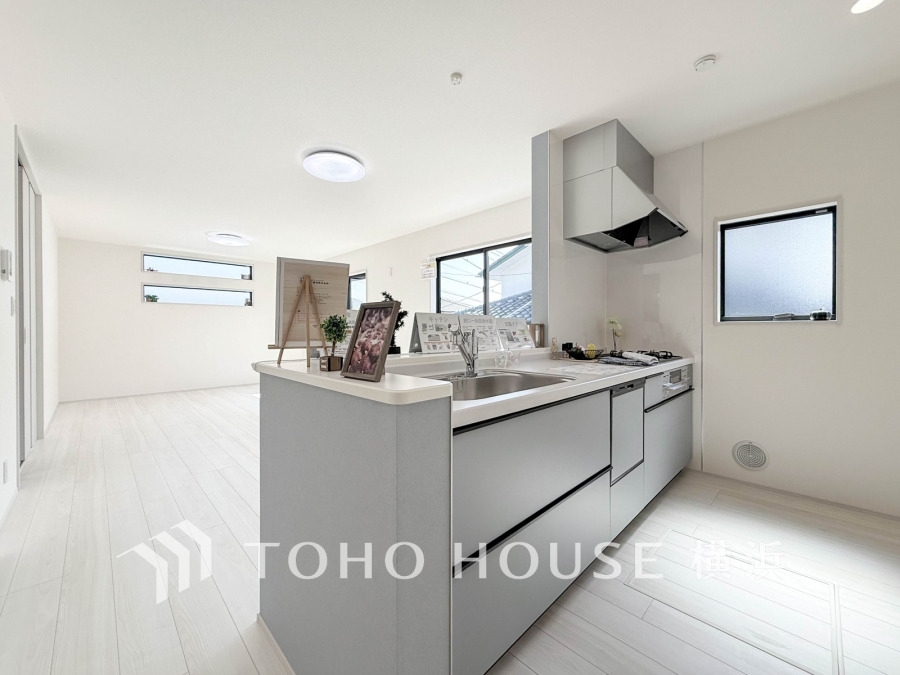 機能性とデザイン性を兼ね備えたシステムキッチン。リビングとの一体感も考慮され、美しい空間が実現。
