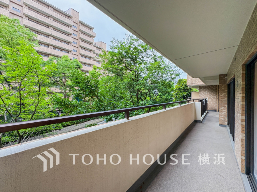 ワイドスパンタイプのバルコニーが両面に設置され、室内に心地よい光と風を取り込みます。緑の見える眺望にも癒されます。