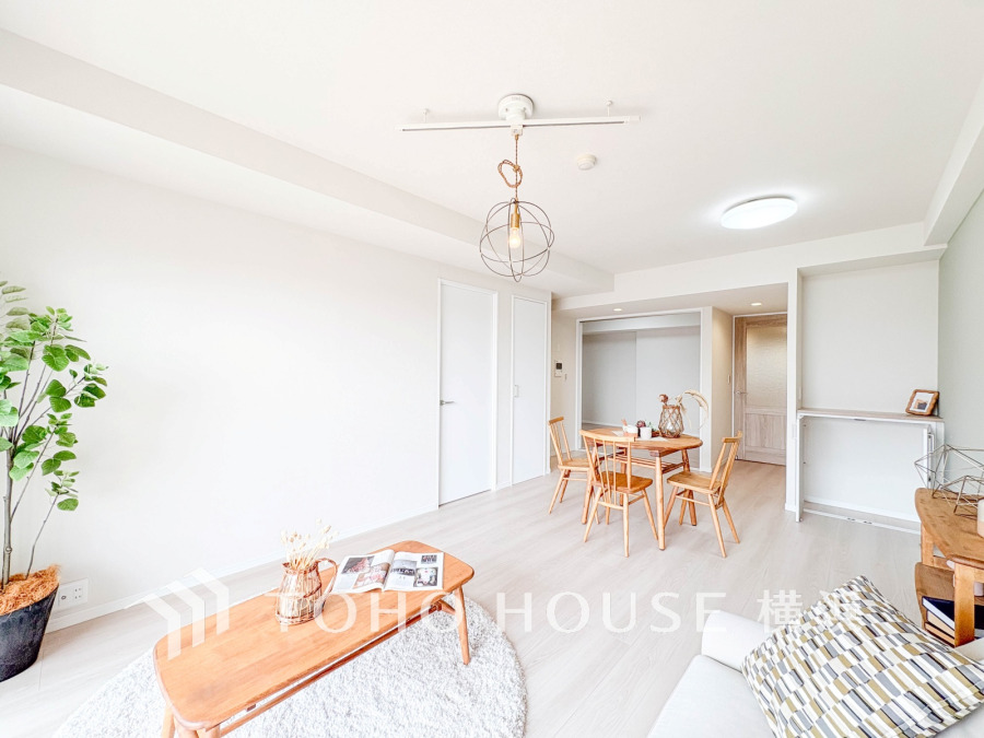 明るく開放的な空間が広がるLDK。室内には豊かな陽光が注ぎ込み、爽やかな住空間を演出。
