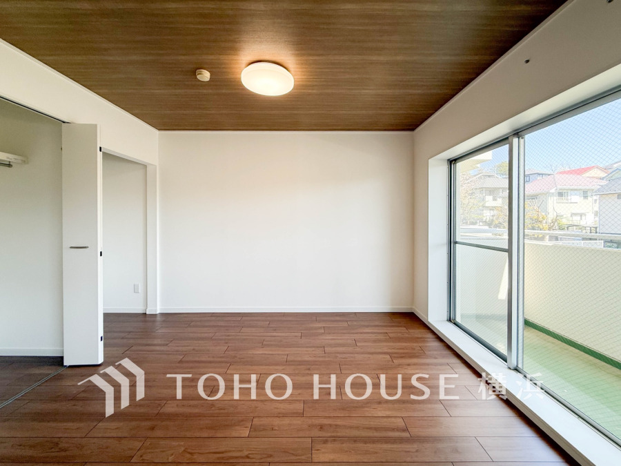 大きな窓からは快適な光を取り入れ、通気性能を上げる事で居心地の良い空間を演出します。多くの時間を過ごす住まいだからこそ、いつも快適な場所であるように心掛けています。