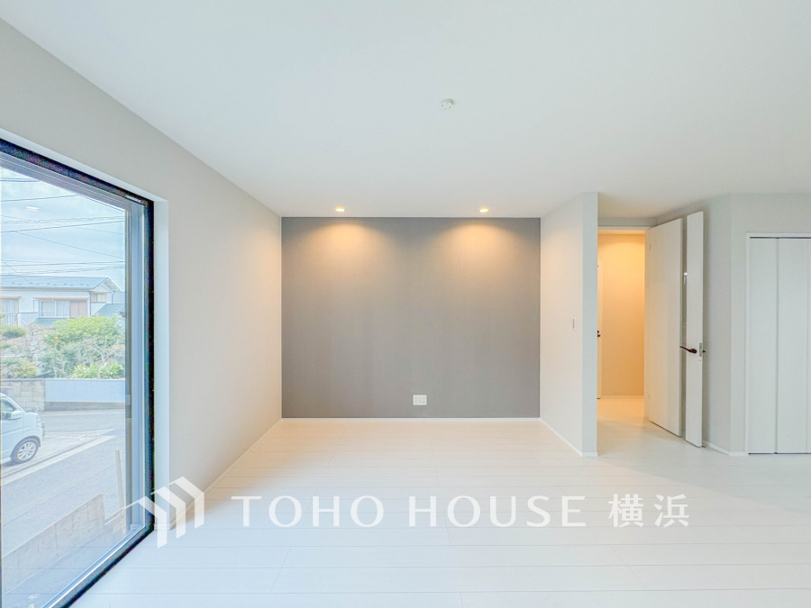 家族みんなが爽やかに健やかに過ごせるように、溢れる光をたっぷり取り込んだリビングダイニング。集いの場、憩いの場としての快適性を求めたやすらぎの空間です。