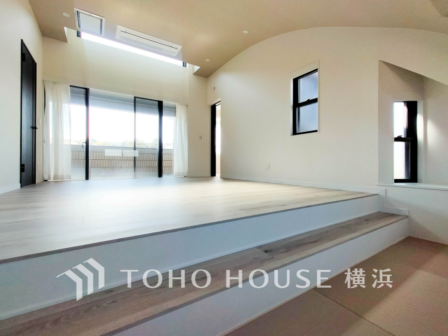 ゆったり12.4帖の洋室はモダンな畳を採用した洗練された空間です。