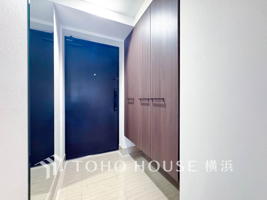 トールサイズのシューズボックスを設置した玄関スペース。落ち着いた色が高級感を演出しています。
