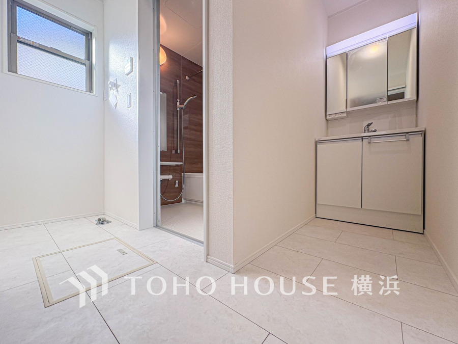 落ち着いた空間を演出するカラーと、ゆったり落ち着いてお使い頂ける広さが魅力のパウダールーム。居室からも独立しており、プライベート空間を保ちます。