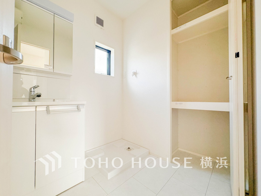 落ち着いた空間を演出するカラーと、ゆったり落ち着いてお使い頂ける広さが魅力のパウダールーム。居室からも独立しており、プライベート空間を保ちます。