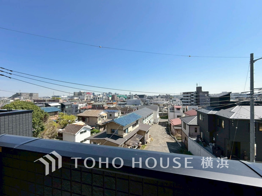 開放感あふれるバルコニーから望む、穏やかな住宅街と広い青空の眺望が魅力の住まいです。