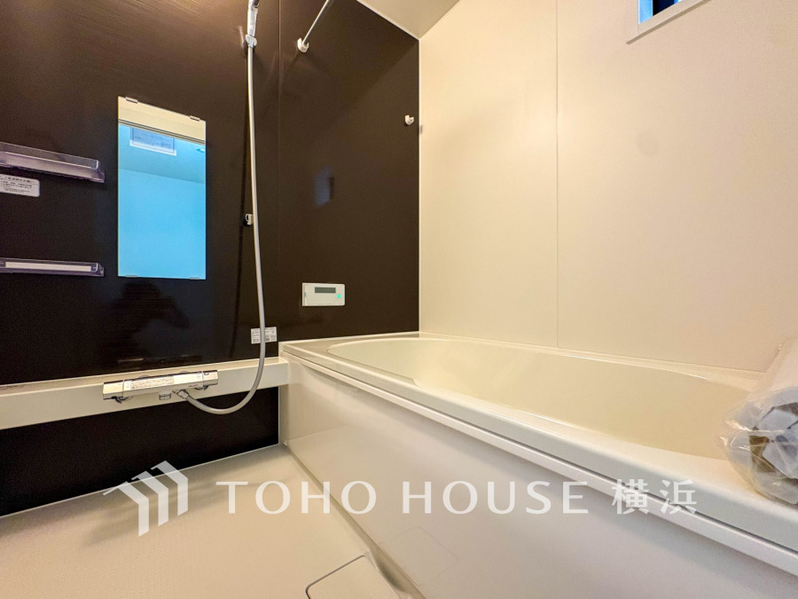 シンプルで清潔感のある浴室は、快適なバスタイムを演出。黒と白のコントラストが洗練された空間を作ります。