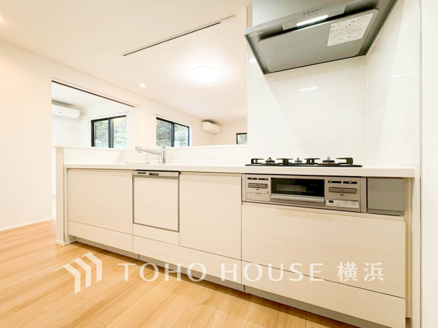 清潔感あふれる白を基調としたシステムキッチン。使いやすい3口コンロと食洗機付きで家事効率もアップします。