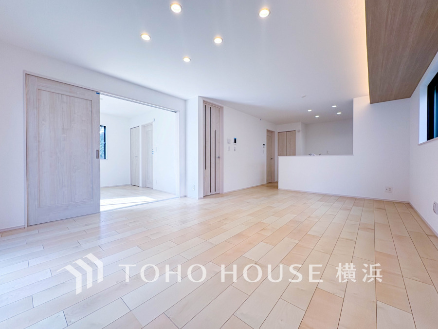 広々としたリビングダイニングは、シックでモダンな内装。落ち着いた雰囲気に包まれて、伸びやかな空間の中で、ゆったりと家族団らんのひとときを過ごせます。