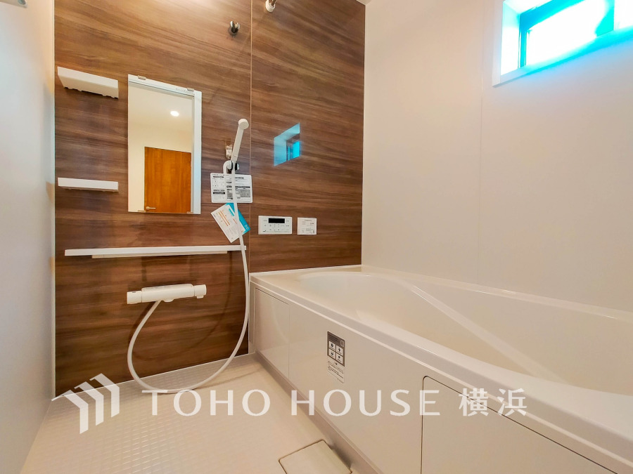 上質が感じられる質感とカラーリングで、清潔な空間美を実現。一日の疲れが癒される優雅なバスタイムを堪能できるゆとりあるバスルームです。