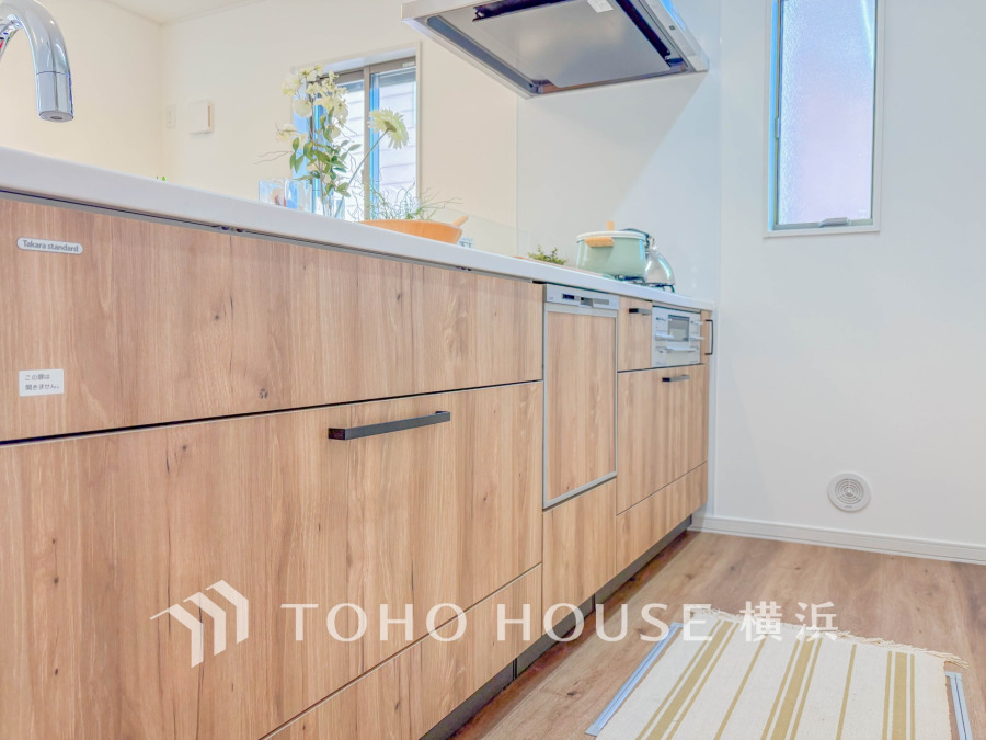 自然光の入る明るいキッチンは開放的な対面式。リビングにいるご家族との会話を楽しみながらお料理ができます。
