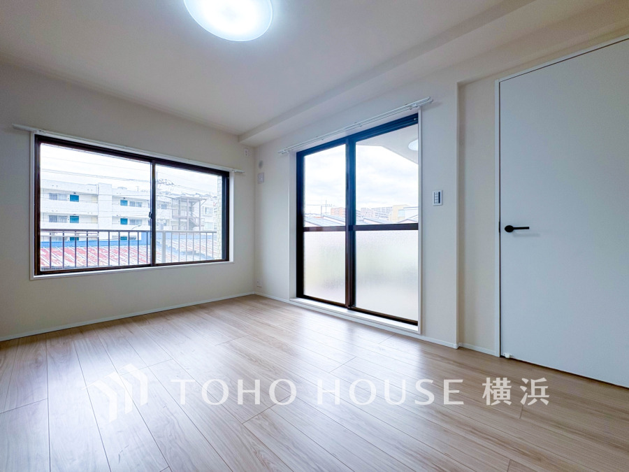 大きな窓からたっぷりと陽光が注がれる明るい空間。家族の成長に対応できる永住仕様の間取り。時を忘れて過ごす場所として過ごせるお部屋。