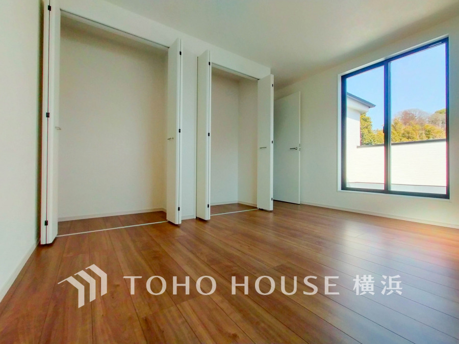 大きな窓から自然光が差し込む明るい洋室。収納力のあるクローゼットでお部屋もすっきり片付きます。