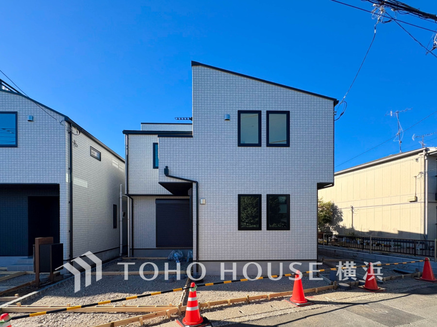 青空に映えるスタイリッシュな外観デザインが魅力。家族の笑顔が溢れる新しい暮らしが、ここから始まります。