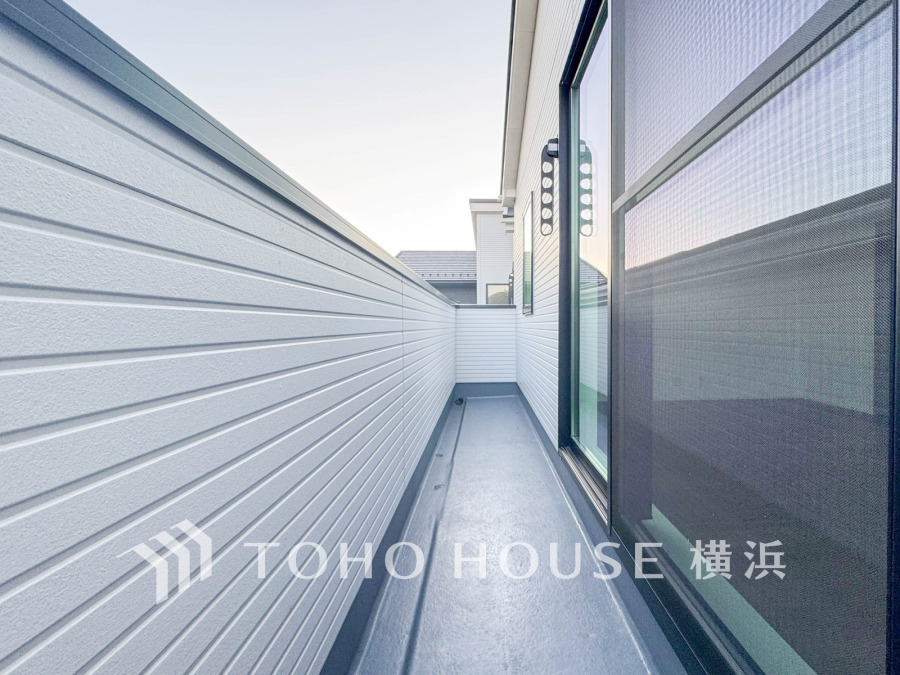 気持ちのいい空が見渡せる広いバルコニー。爽やかな風を感じて、心躍る素敵な暮らしがはじまります。