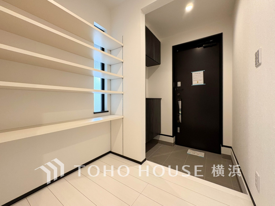 上質感漂う玄関と廊下。居住者の帰り、訪れる方を優しく迎える・安らぎに満ちた生活空間を予感させる。健やかな暮らしを楽しめそう