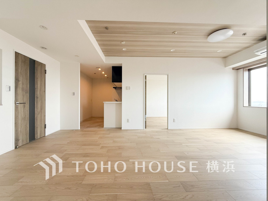 柔らかな色合いのフローリングと清潔感の溢れるクロスが明るい空間を創り出しているリビングダイニング。憩いの場に相応しく、ここで楽しむ家族の時間が絆をより深めてくれそうです。
