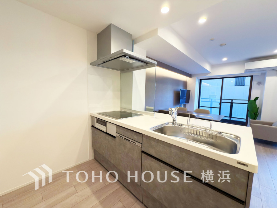 スタイリッシュな対面キッチンを採用。リビングが見渡せるので、お子様を安心して遊ばせながら家事ができ、リビング学習をするお子様にも声がかけやすい自然な距離感。 