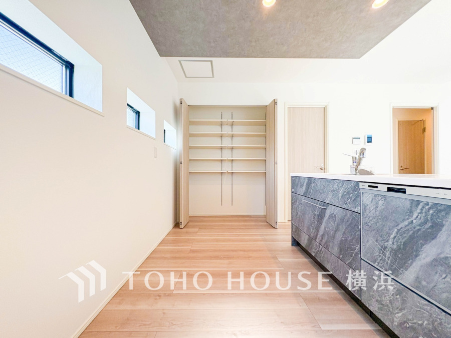 スタイリッシュな対面キッチンを採用。リビングが見渡せるので、お子様を安心して遊ばせながら家事ができ、リビング学習をするお子様にも声がかけやすい自然な距離感。 