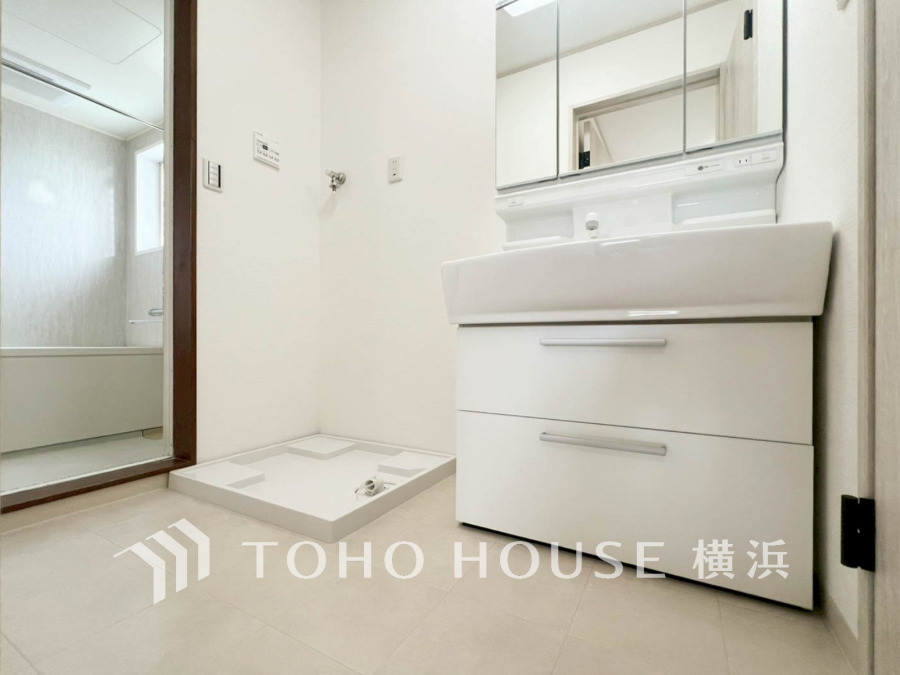 洗面台には三面鏡を採用。身だしなみを整えやすい事はもちろんですが、鏡の後ろに収納スペースを設ける事により、散らかりやすい洗面スペースをすっきりさせる事が出来るのも嬉しいですね。