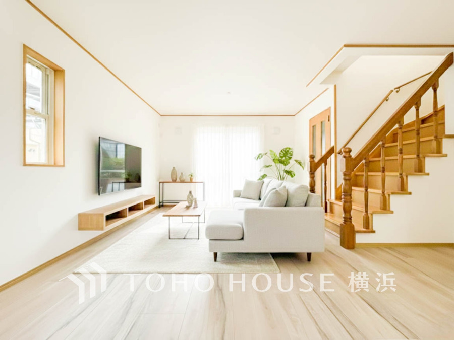 ご家族やお客様との時間など、多くの時を刻む空間。何気なく過ぎる時でさえも上質なひと時となる快適な空間を目指して。（家具はAI加工です）