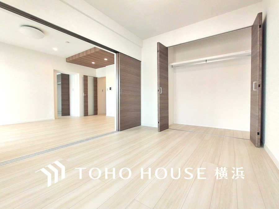 過ぎ行く時間をゆったりと感じることができる落ちついたプライベートルーム。リビングで楽しく過ごした後はゆっくり寛ぎの時間を満喫できます。静かな環境でリラックスタイムを愉しんで。