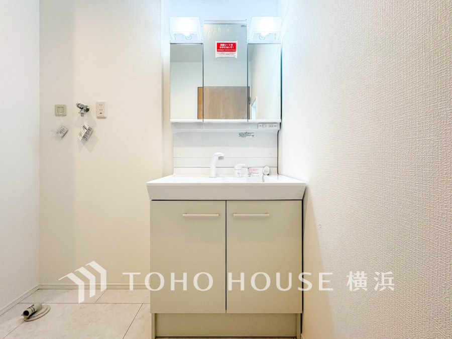 脱衣スペースを含む空間はゆとりの広さを設け、また洗面化粧台にも収納スペースを設ける事により、散らかりやすい洗面スペースをスッキリ保てます。