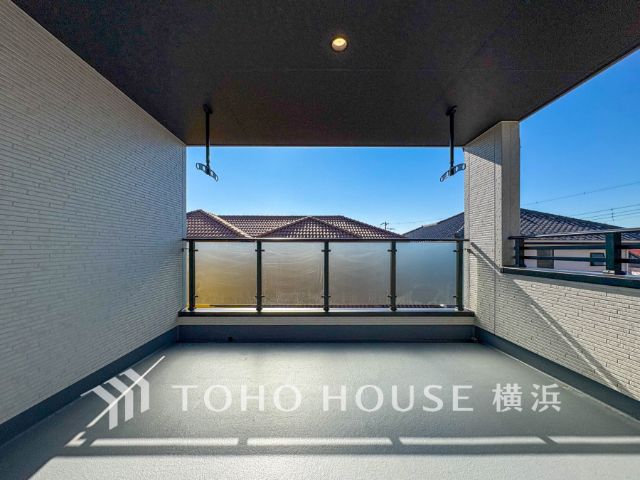 広々とした屋根付きバルコニーは、天候を気にせず洗濯物が干せる便利な空間です。