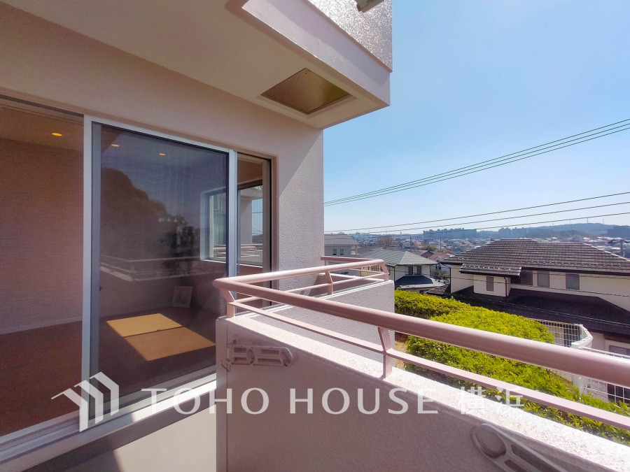 伸びやかな景色が広がる眺望に、心も体もパワーがみなぎる。忙しい日常を忘れ去り、ほっと一息つく時間。青い空がより青く・広く感じられる、そんな環境に包まれたお住まいです。