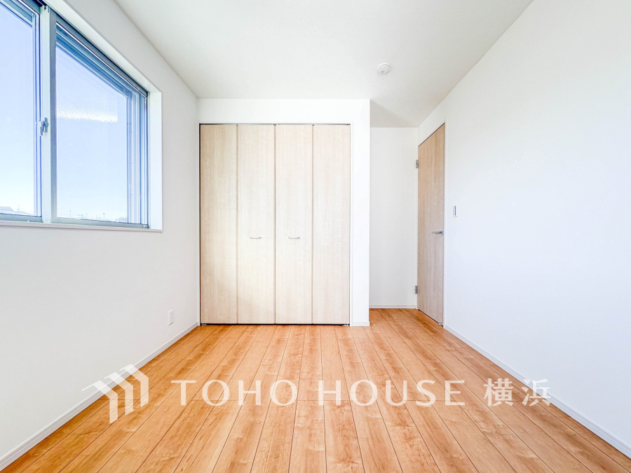 明るい自然光が差し込む、シンプルで清潔感のある洋室。収納スペースも充実し使い勝手良好です。