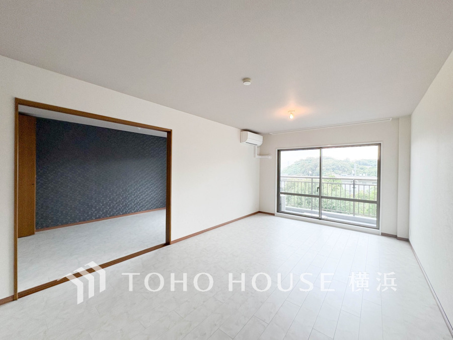 広々としたリビングダイニングは、シックでモダンな内装。落ち着いた雰囲気に包まれて、伸びやかな空間の中で、ゆったりと家族団らんのひとときを過ごせます。