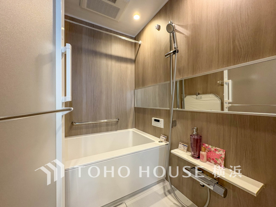 1日の疲れを癒すバスルームは、心地よいリラックスを叶える清潔感溢れる美しい空間です。心からゆったりと寛いでいただけるよう、ゆとりのスペースを確保してます。