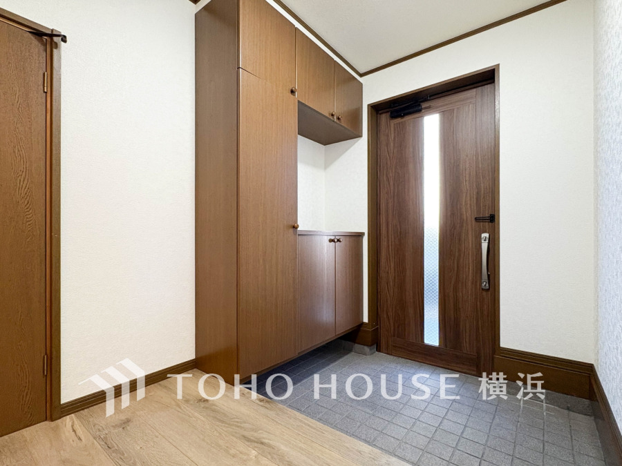 上質感漂う広い玄関。居住者の帰り、訪れる方を優しく迎える・安らぎに満ちた生活空間を予感させる。健やかな暮らしを楽しめそう