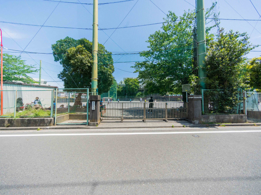 横浜市立屏風浦小学校　約900ｍ
