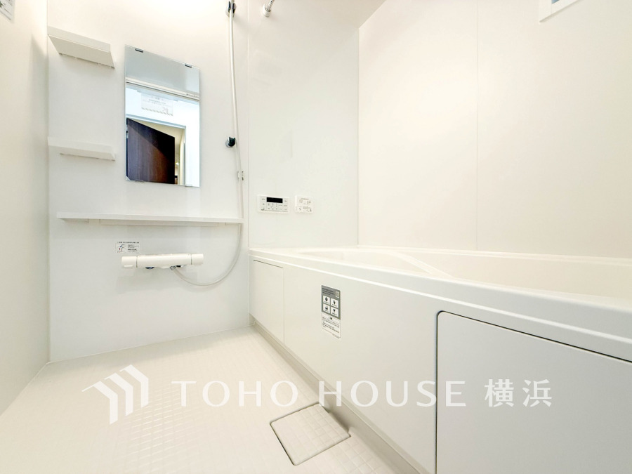 1日の疲れを癒すバスルームは、心地よいリラックスを叶える清潔感溢れる美しい空間です。心からゆったりと寛いでいただけるよう、ゆとりのスペースを確保してます。