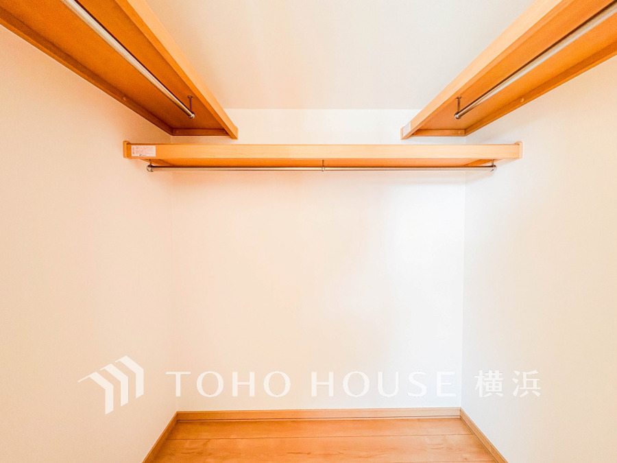 収納力抜群のウォークインクローゼット。衣類から小物まで効率よく整理できる便利な空間です。