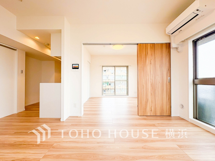 柔らかな色合いのフローリングと清潔感の溢れるクロスが明るい空間を創り出しているリビングダイニング。憩いの場に相応しく、ここで楽しむ家族の時間が絆をより深めてくれそうです。