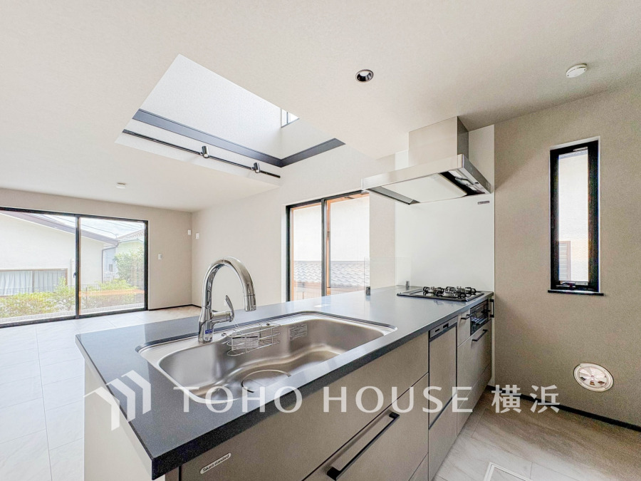 多彩な機能と洗練された美しいデザイン、細やかな優しさが毎日を演出します。プライベートスペースを彩るインテリアとしての美と、快適な日常を支える機能性と強さが一つになったキッチン。