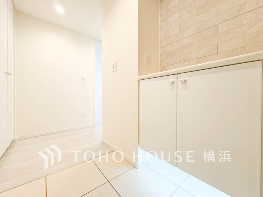居住者の帰り、訪れる方を優しく迎え、やすらぎに満ちた生活空間を予感させる。健やかな暮らしを楽しめそう。